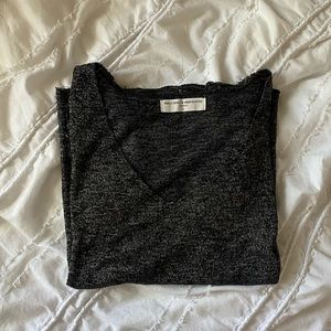 grey & black v-neck crop